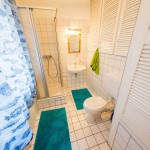 Das Badezimmer im Untergeschoss