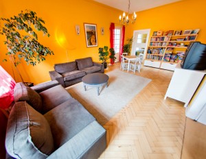 Wohnzimmer für gemeinsame Gespräche, Spielenachmittage, Bücher lesen und Fernsehen