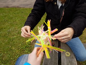 Experiment Eiersturztest mit Strohhalmen und rohen Eiern