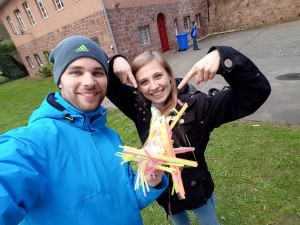 Experiment Eiersturztest mit Strohhalmen und rohen Eiern