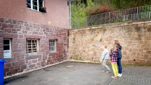 Experiment Eiersturztest mit Strohhalmen und rohen Eiern